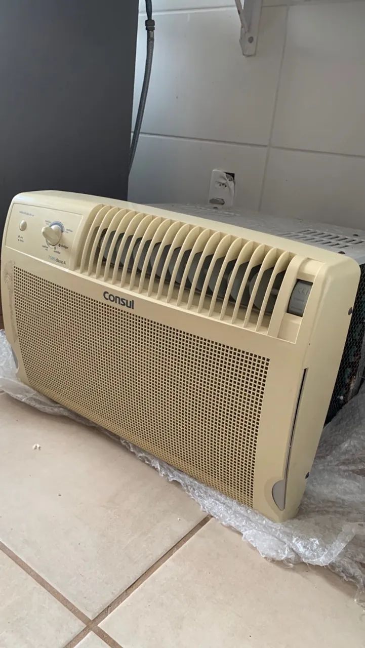 Ar condicionado cônsul, 127V. Funcionando perfeitamente. 