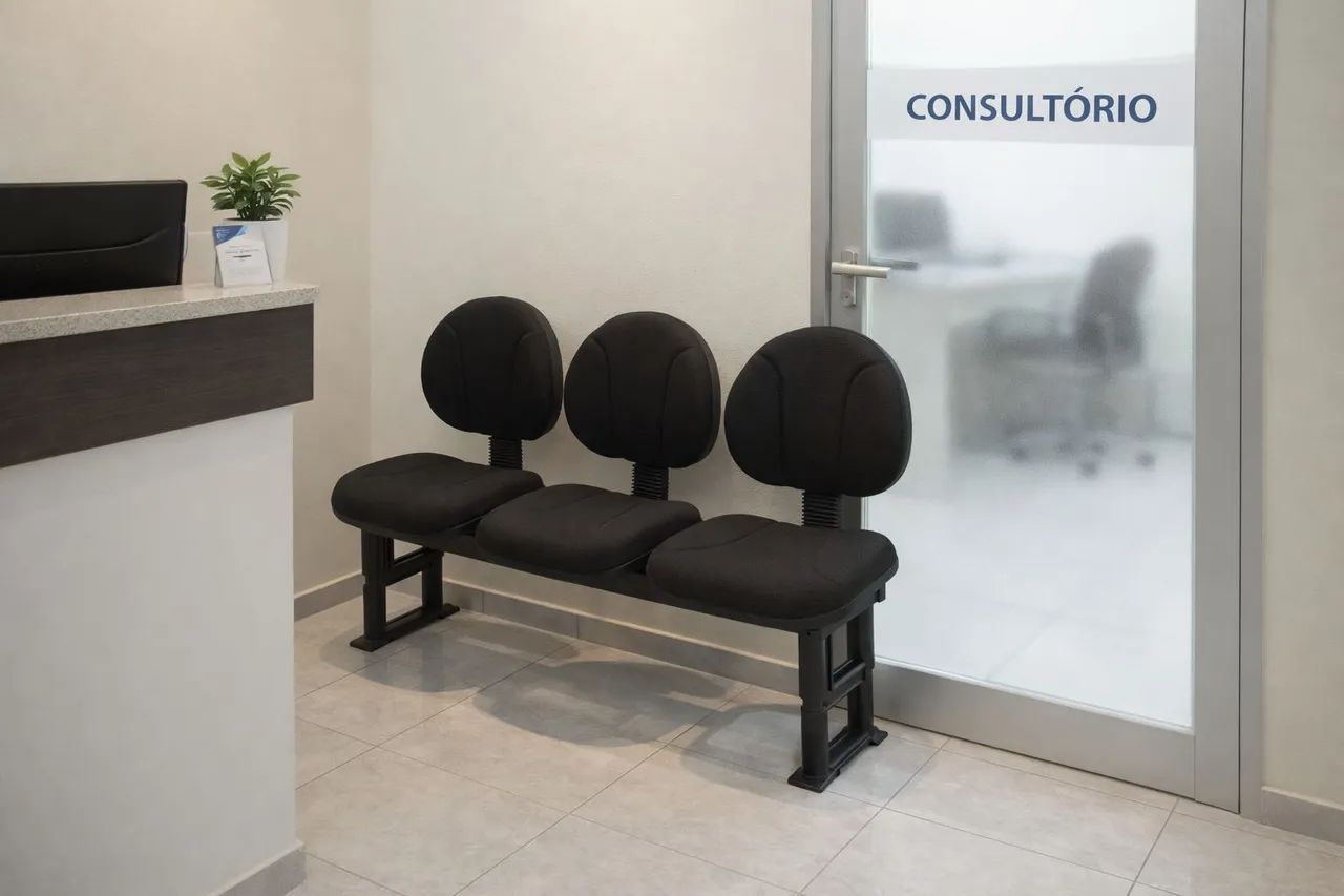 Longarina com 3 lugares na cor preta 