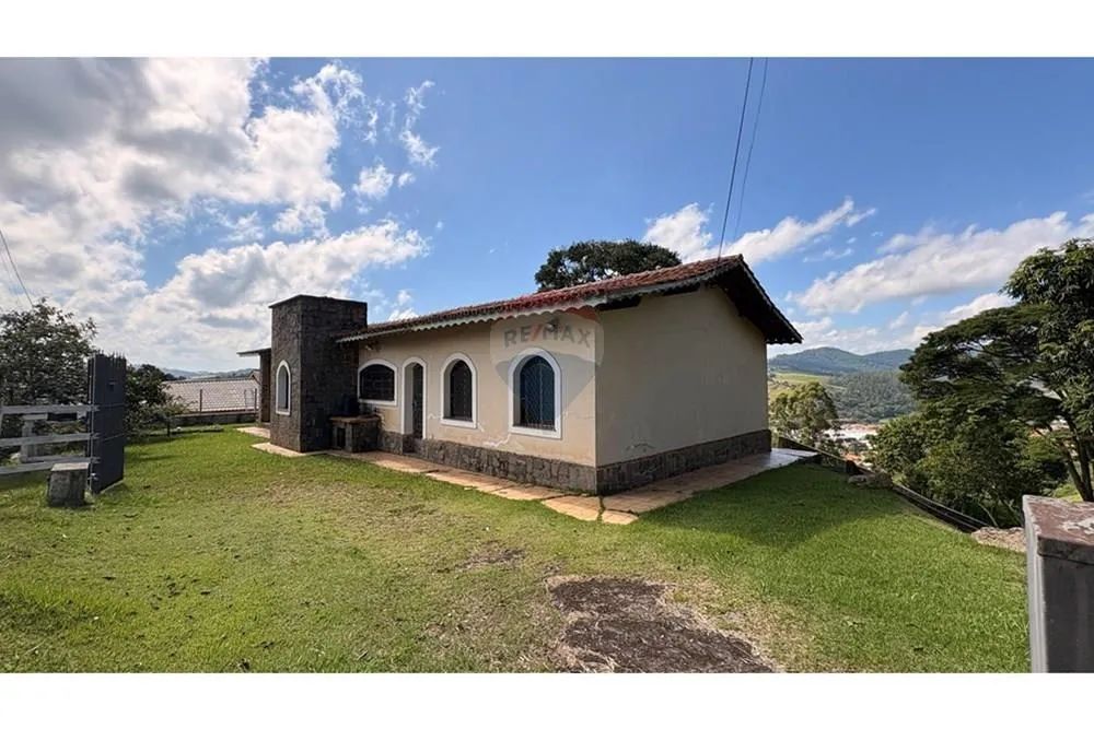 Casa com Vista para as Montanhas, Varanda e Terreno Amplo