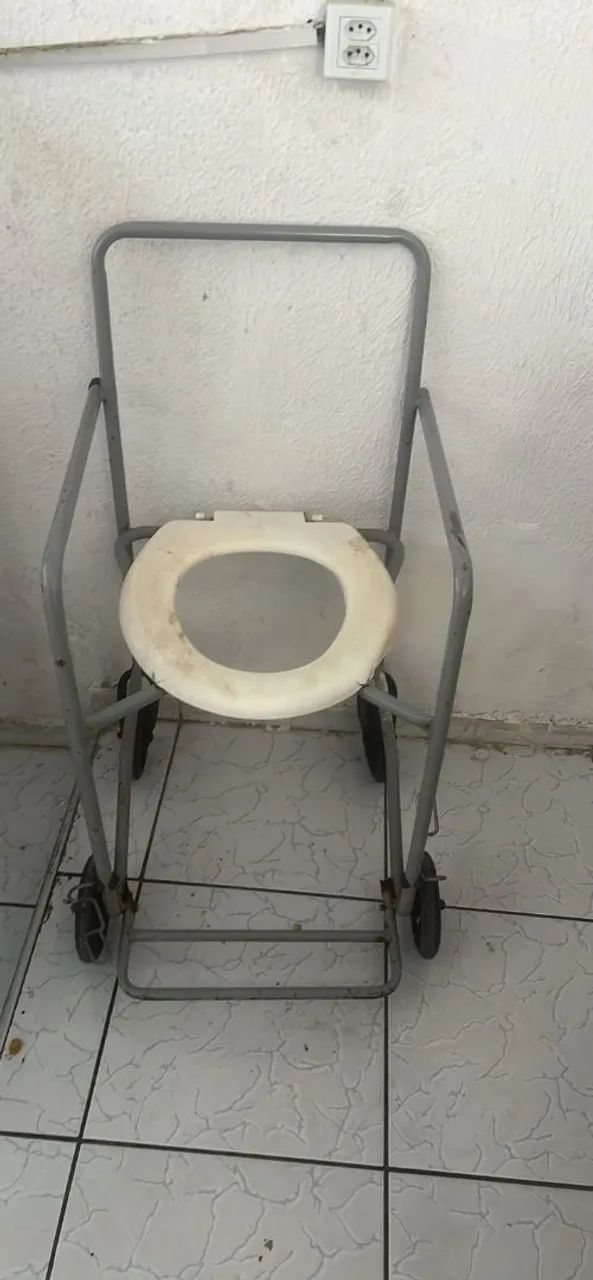 2 CADEIRA DE RODAS NORMAL E OUTRA PRA BANHO  - Foto 2