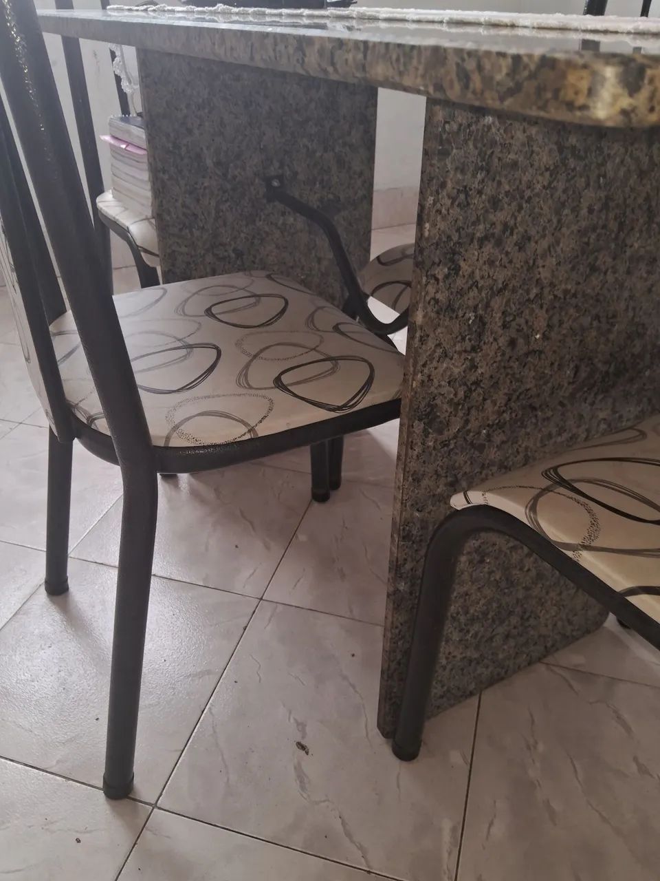 Mesa de Granito com 4 cadeiras.