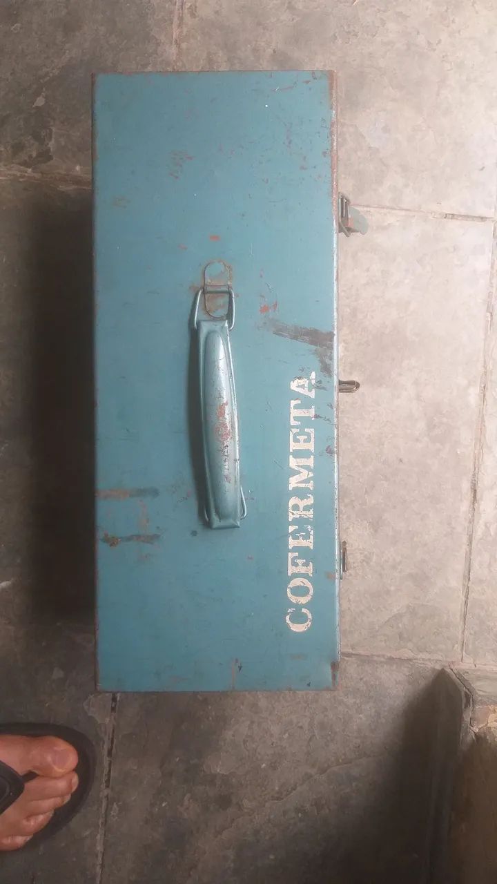 Caixa e ferramentas para mecânicos 