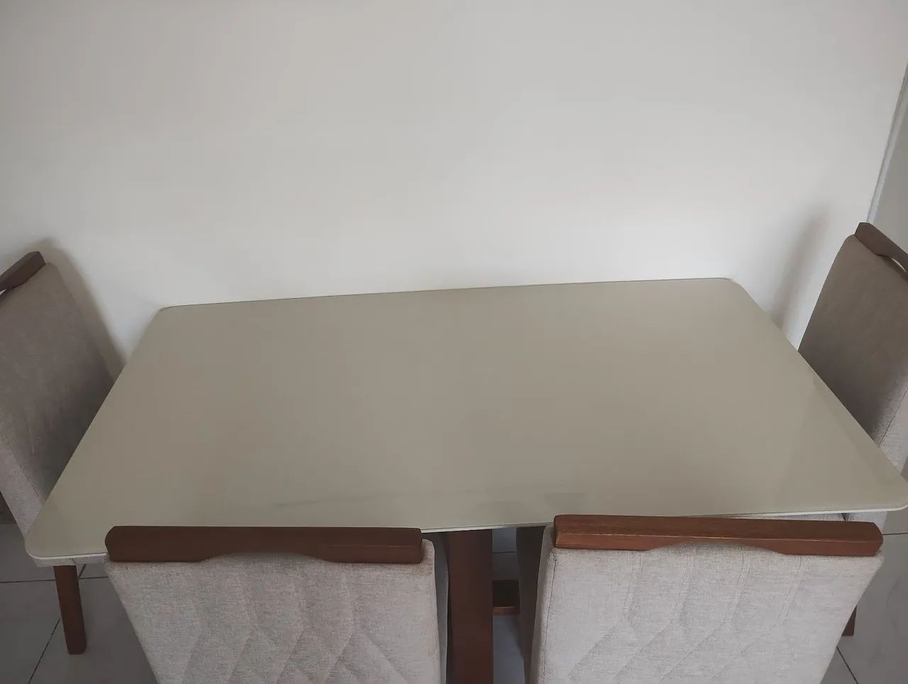 Mesa retangular com 04 cadeiras 
