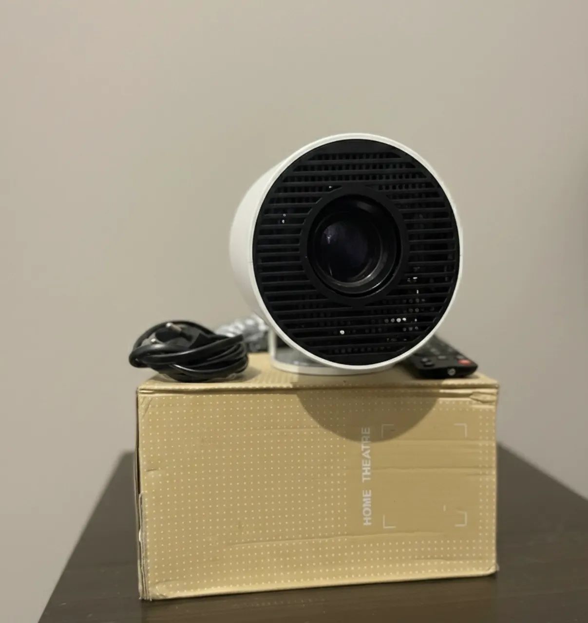 Projetor Hy300 na caixa 