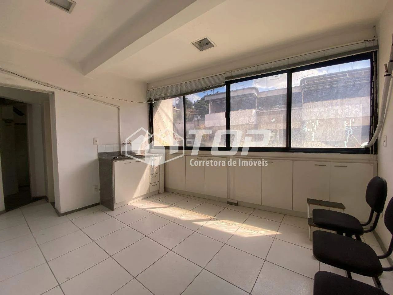 Sala comercial para locação com aprox 115m² no bairro Gilberto Machado
