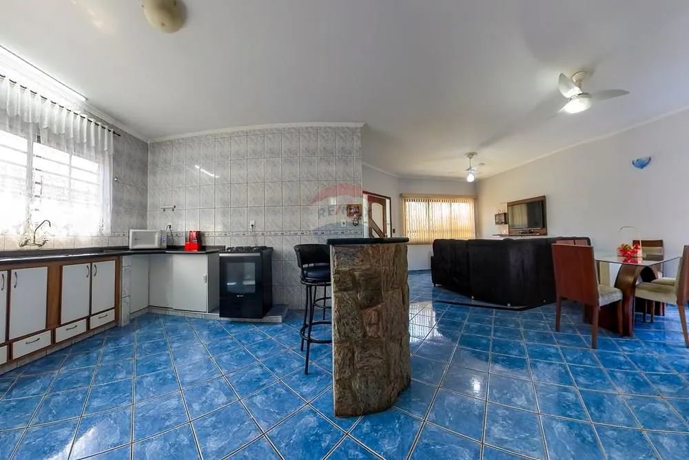 Casa Térrea com 4 dormitórios (1 suite) com Piscina aquecida - Center Martini - Araras SP. - Foto 4