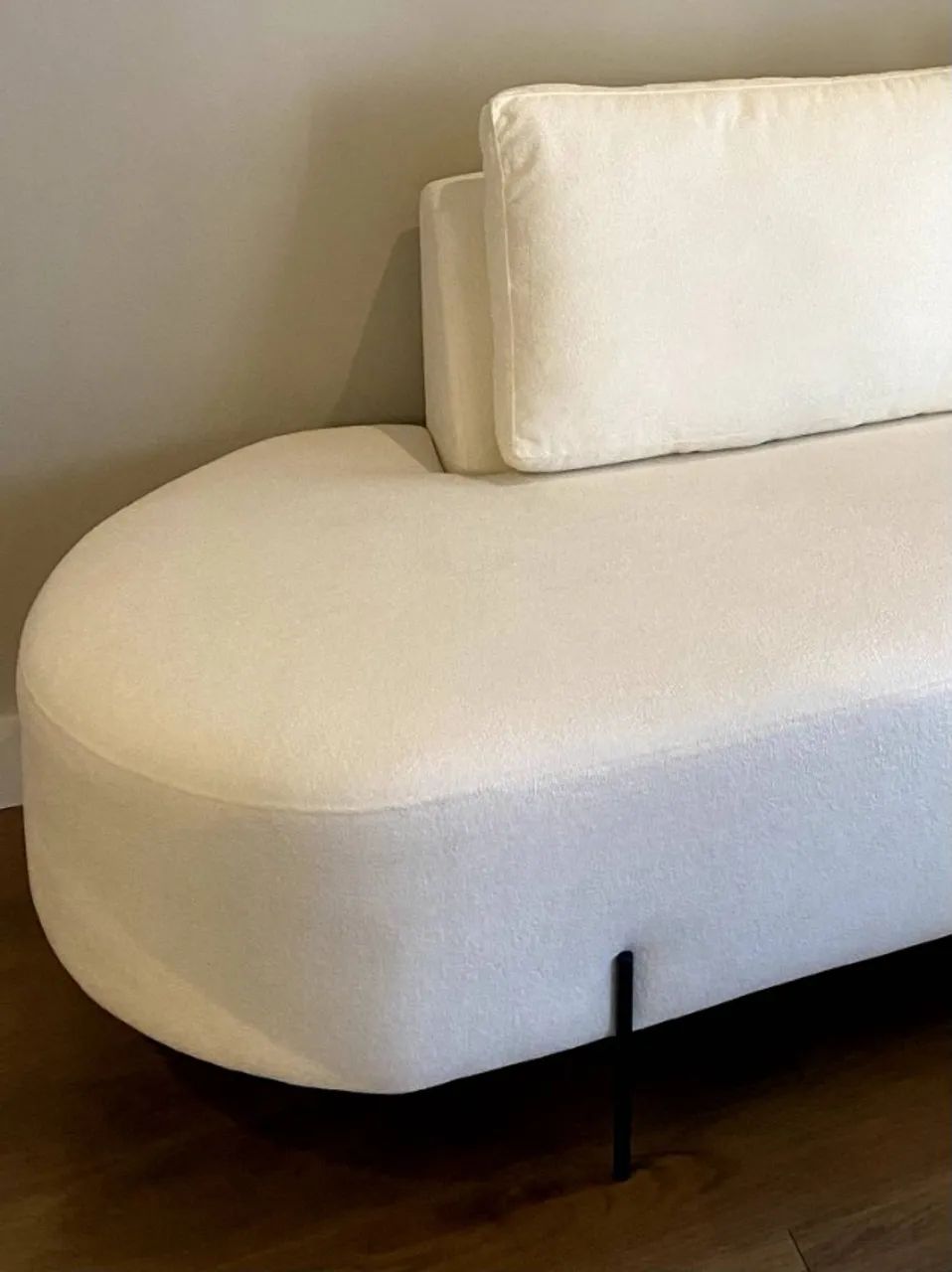 Sofá 3 lugares bouclé branco impermeabilizado - Foto 3