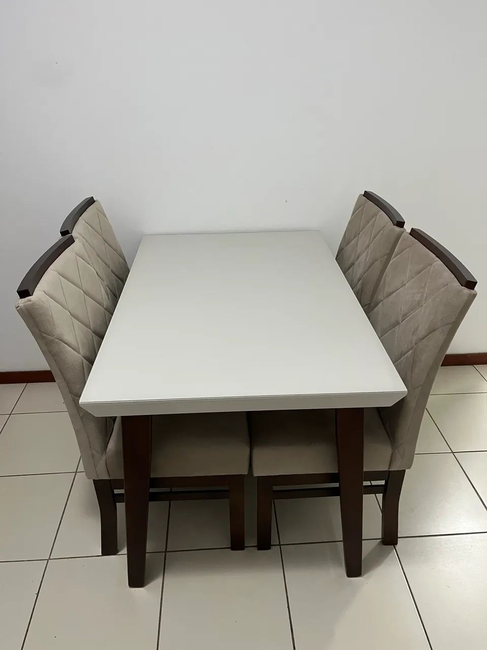 Mesa com tampo de vidro e quatro cadeiras estofadas - Foto 3