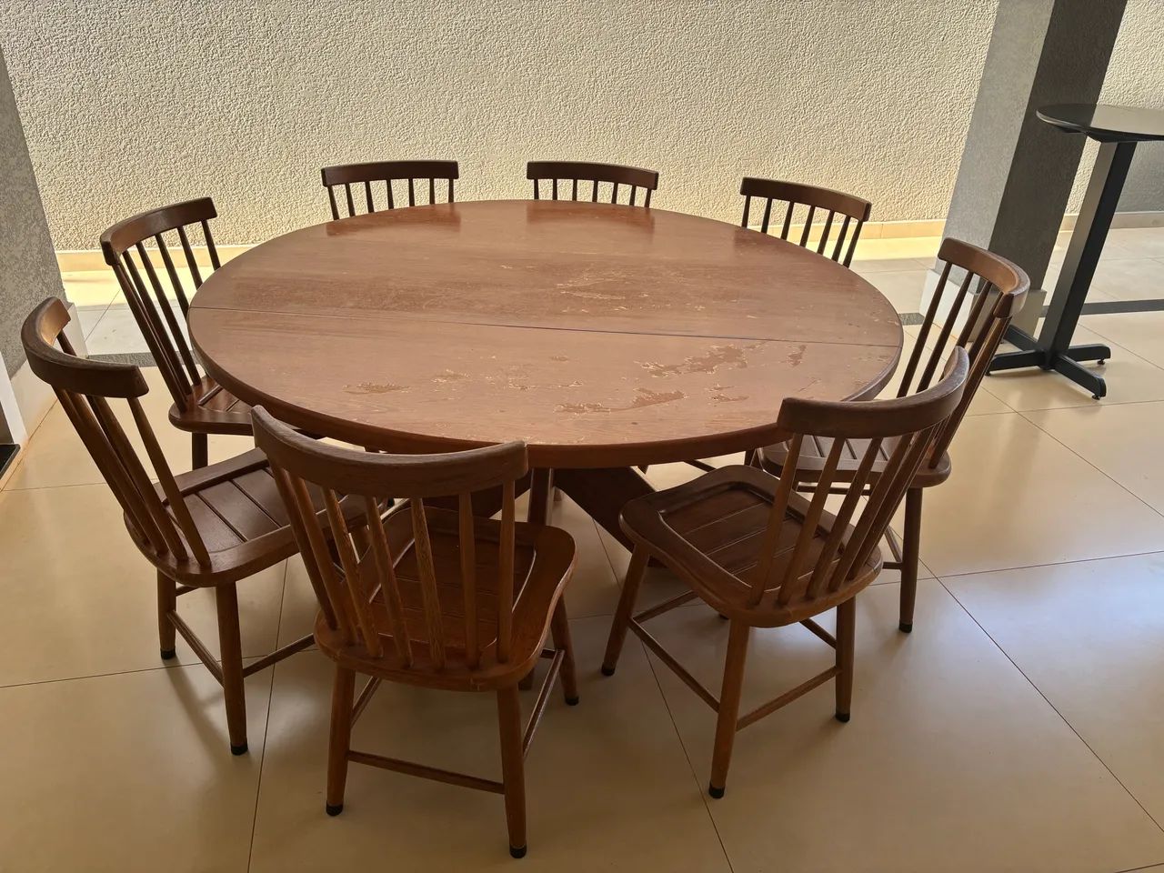 Mesa maciça redonda 1,60 m com 8 cadeiras
