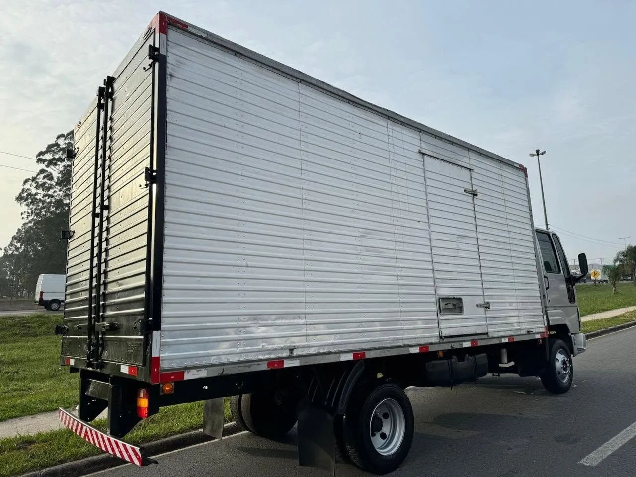 Ford Cargo 815 Baú 2010 - Foto 5