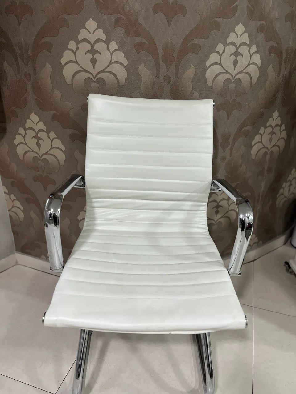 Par 2 Cadeiras Eames Branca Escritório Recepção Consultório Cromada - Foto 3