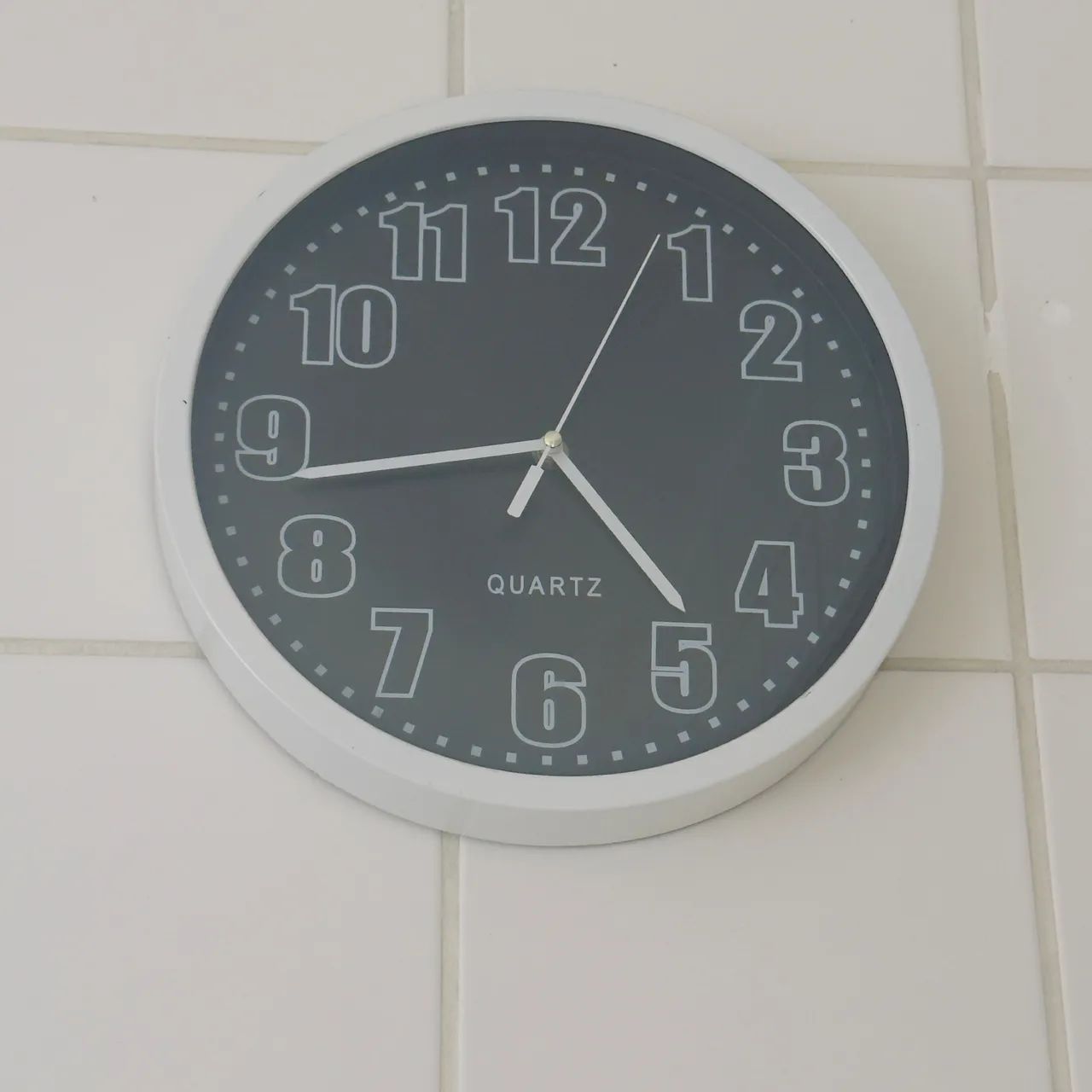 Relógio de Parede Quartz Moderno Cinza e Branco - Funcionando