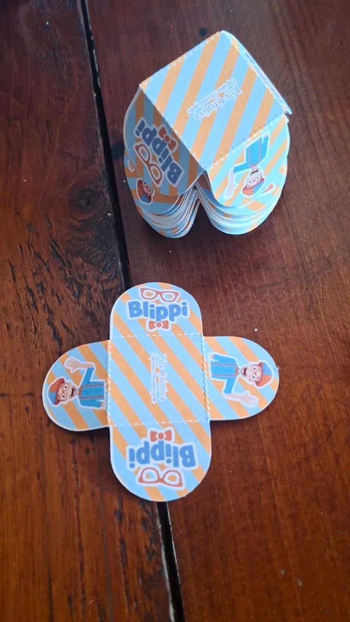 Bolo fake +5 display de mesa + 40 forminhas para doces Tema: Blippi - Foto 3