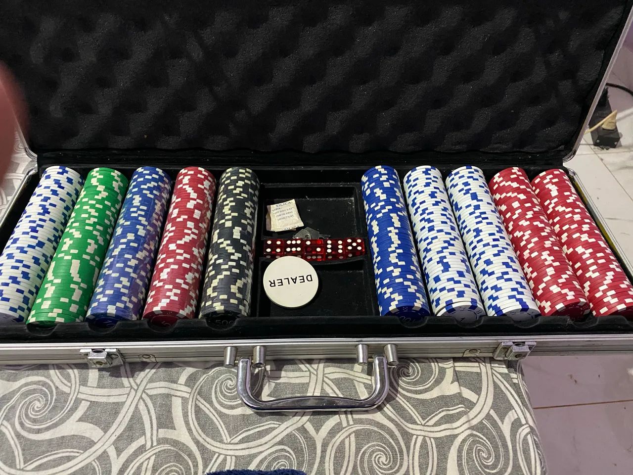 Vende maleta de Pôquer com 500 ficha - Foto 3