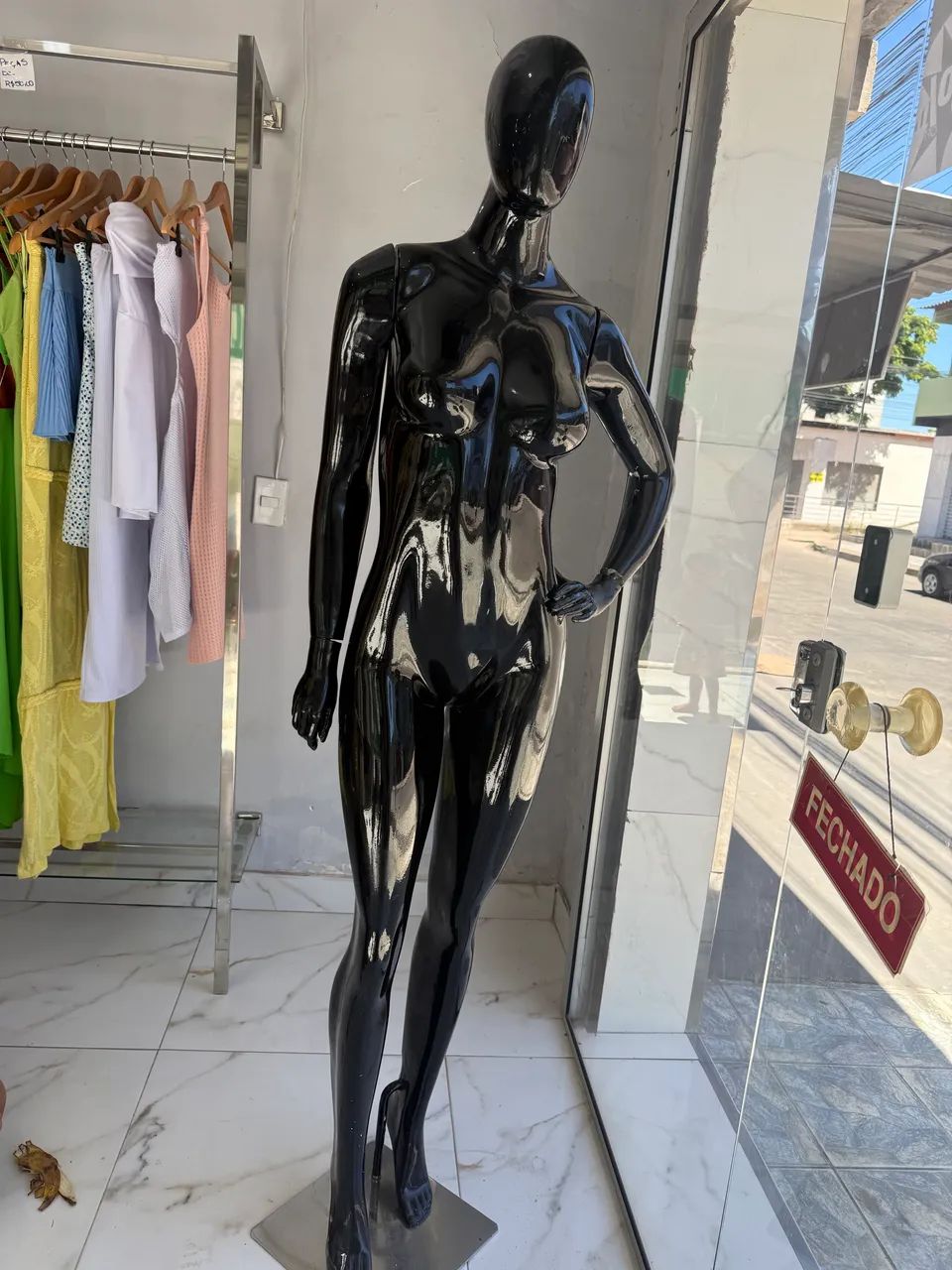 Manequim de fibra preto 