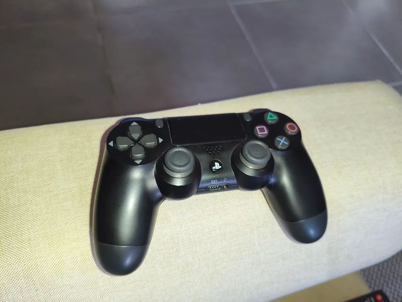 Dualshock 4 com 1 ano de pouquíssimo uso - Foto 3