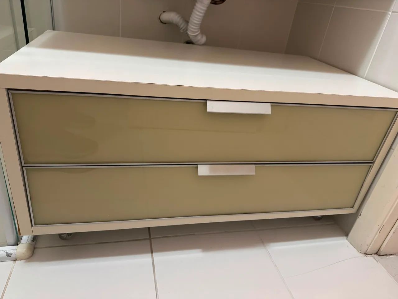 Armário para banheiro com rodinhas