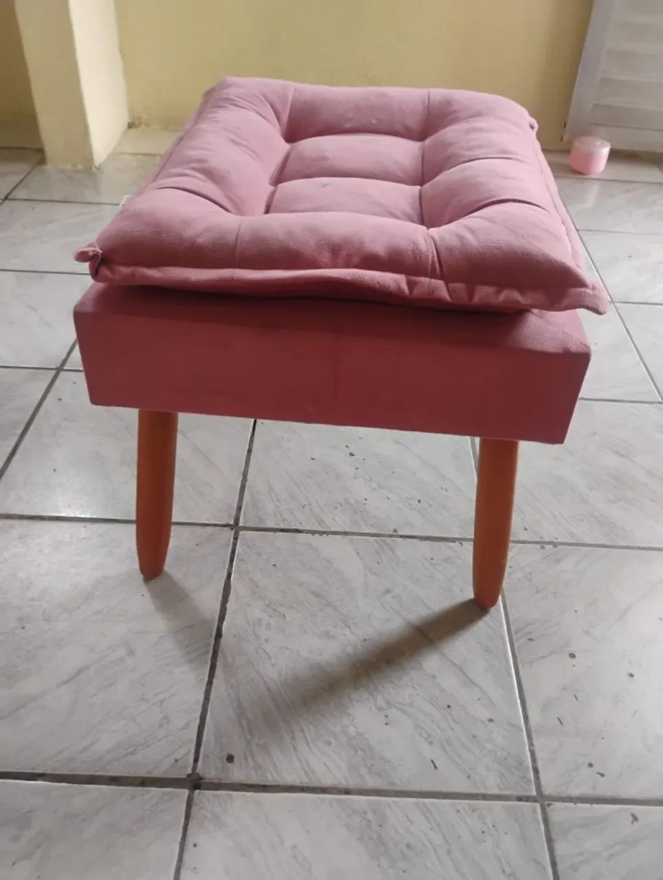 Puf rosa com penteadeira 