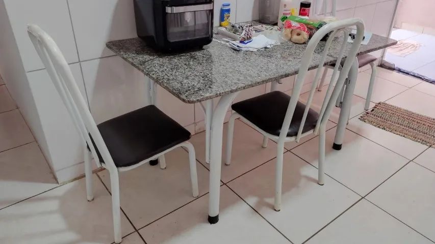 Mesa de mármore com 4 cadeiras 