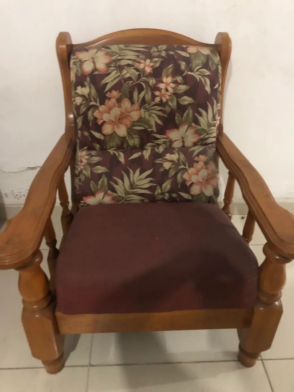 Conjunto de cadeira madeira maciça e estofadas - Foto 2