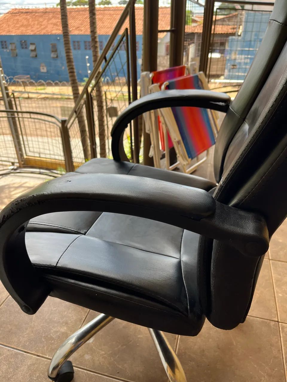 Cadeira de Escritório Presidente - Base Cromada (Oportunidade) - Foto 2