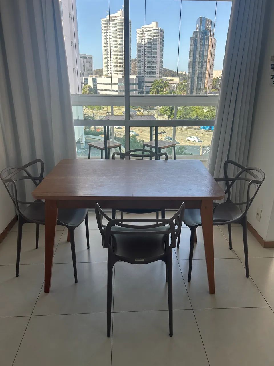 Vendo mesa de jantar cinamono