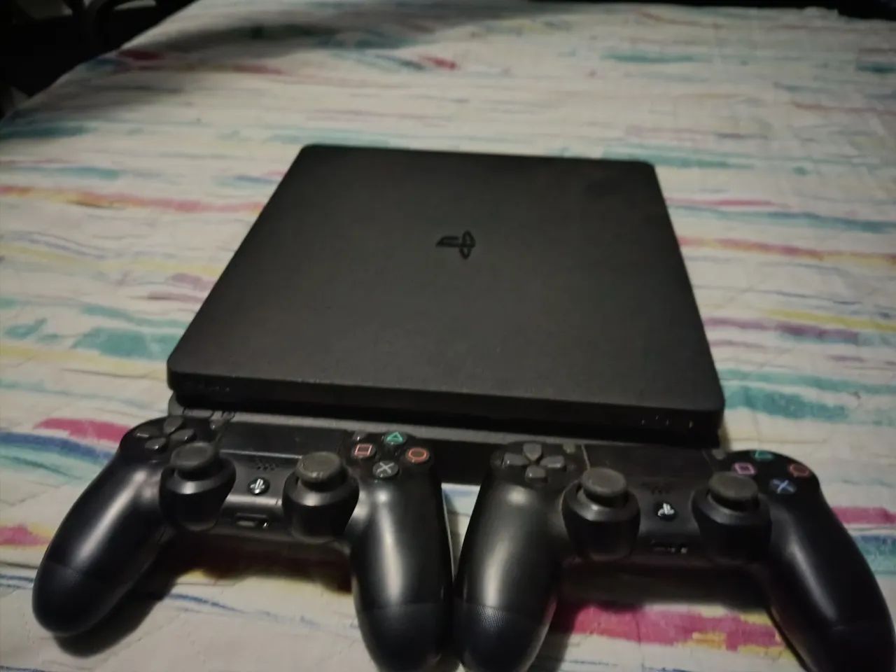 PS4 SLIM 1TB 2 CONTROLES - Foto 3