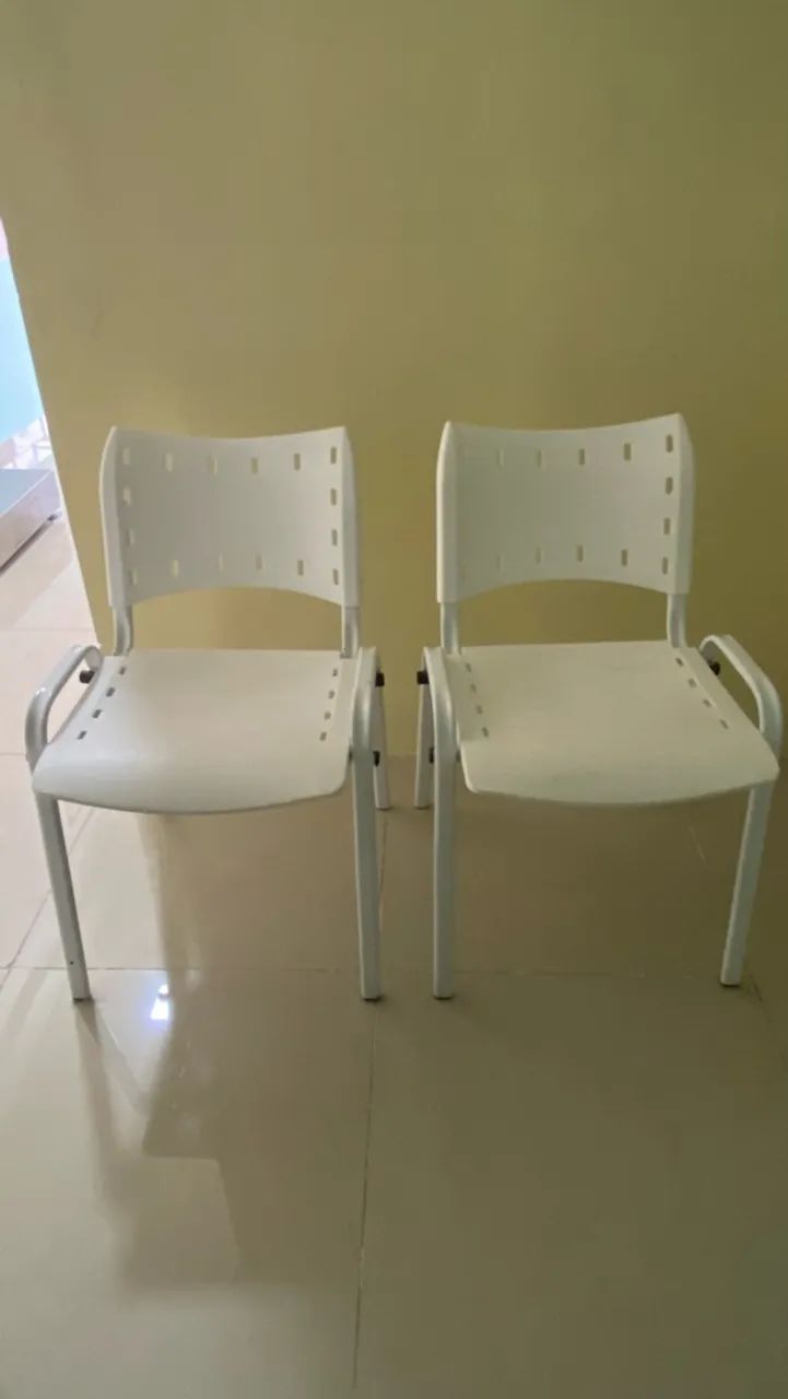 Conjunto de 4 cadeiras brancas 