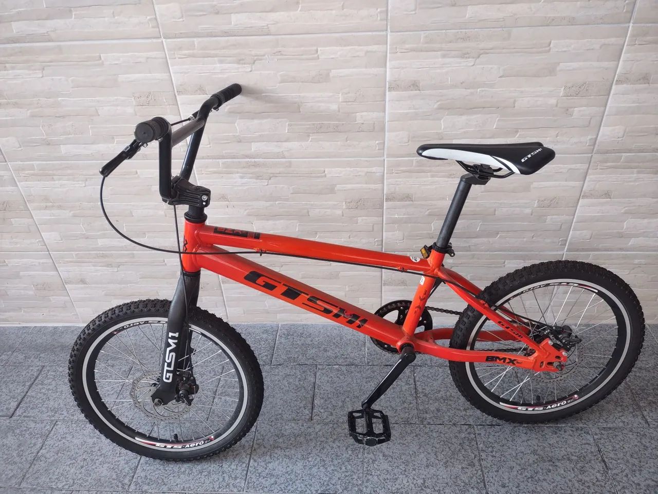 Bike BMX GTS 1 com freios a disco absolute movimento central selado