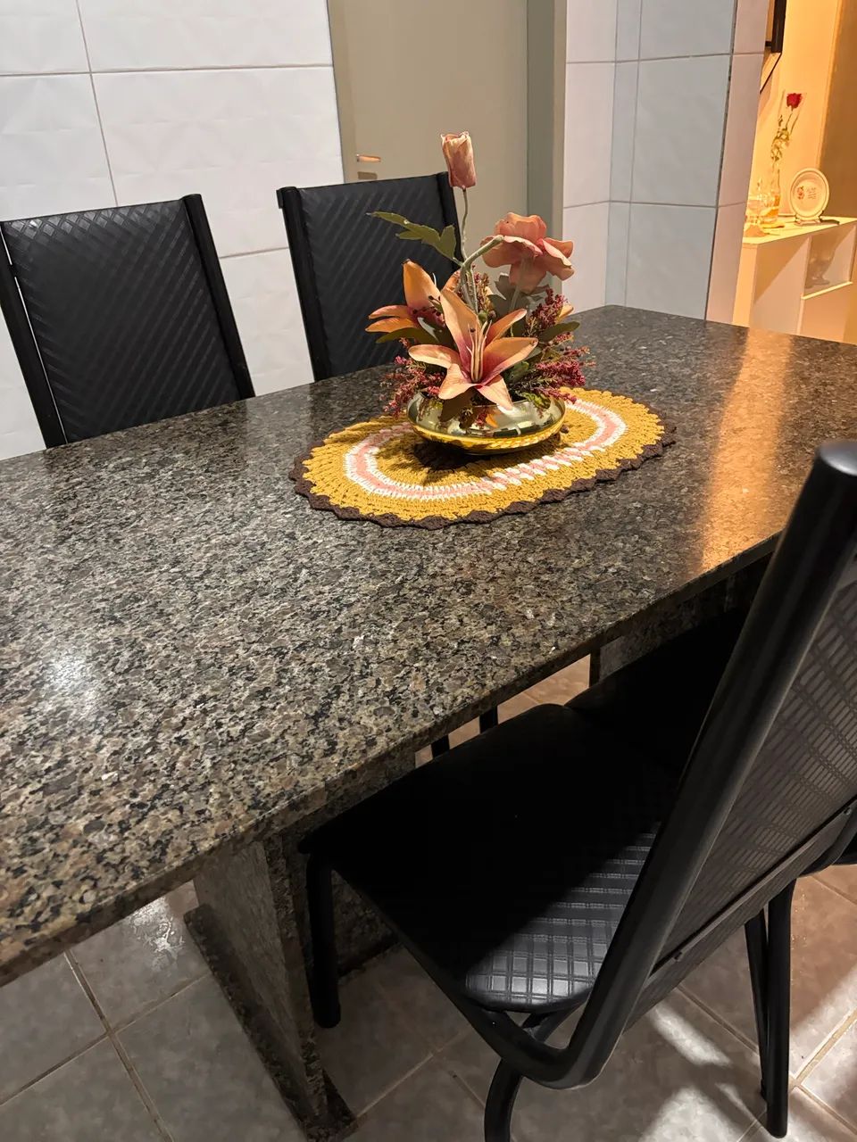 Vende- se mesa de mármore com 6 cadeiras  - Foto 2