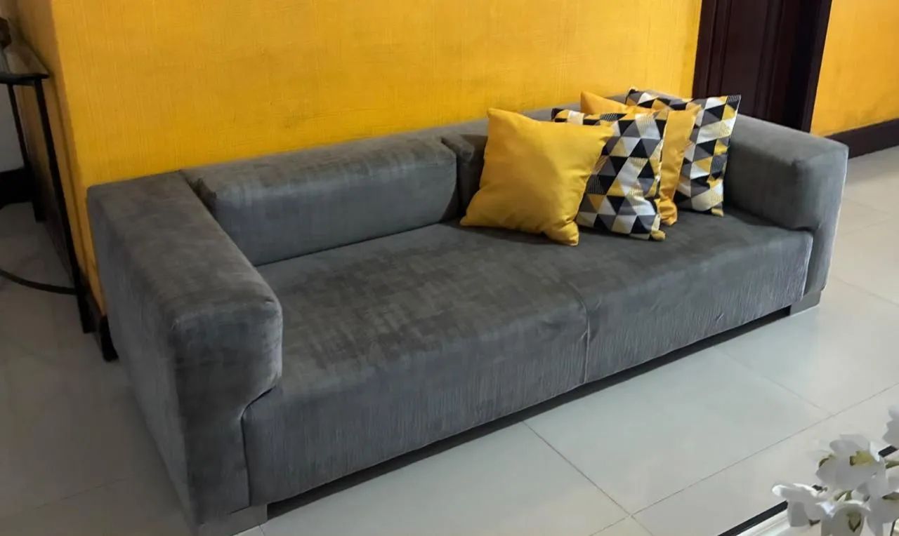 VENDO SOFÁ 3 LUGARES,2 POLTRONAS E 1 MESA DE CENTRO.