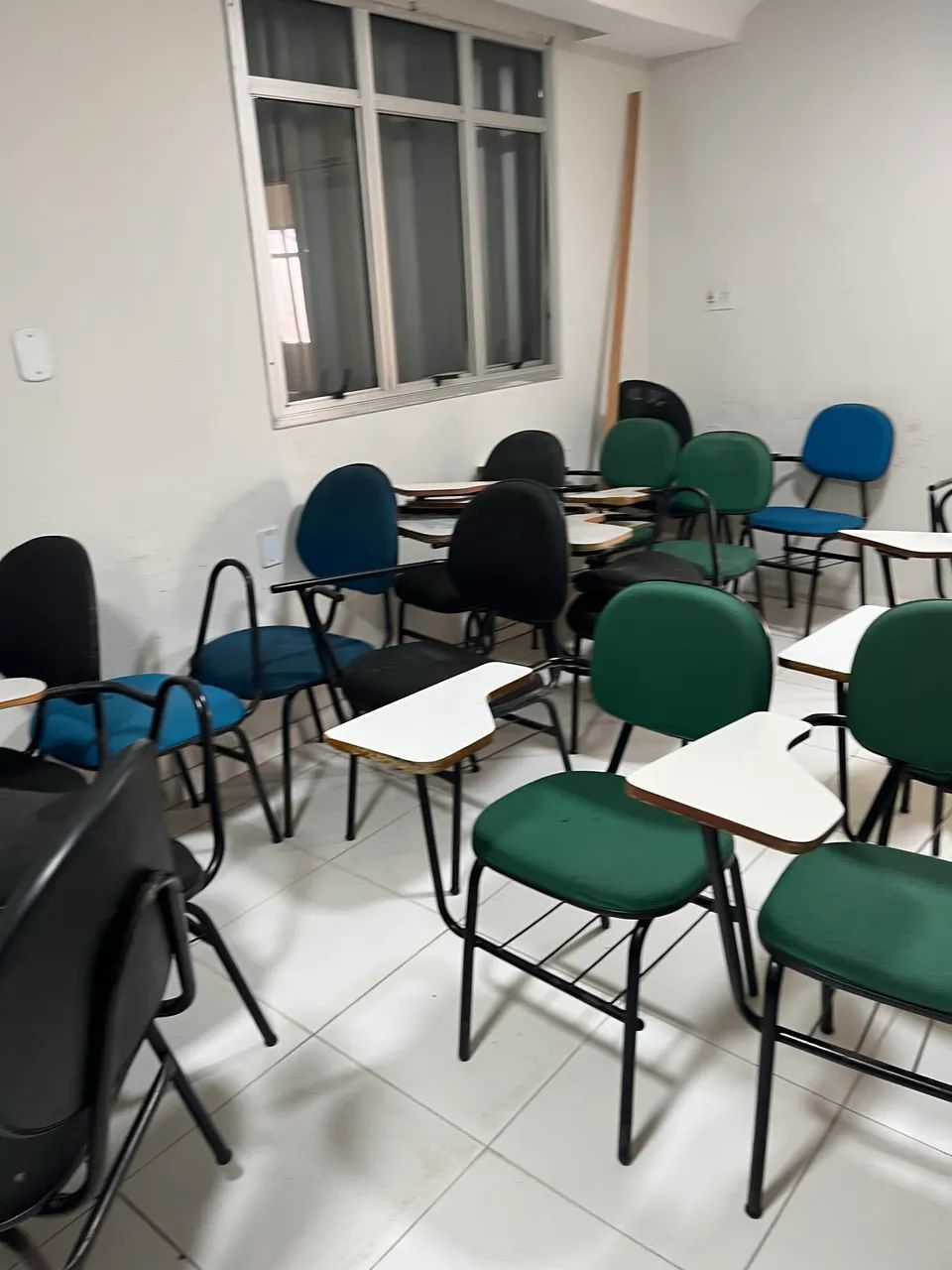 Cadeira Universitária em ótimo estado - Foto 2
