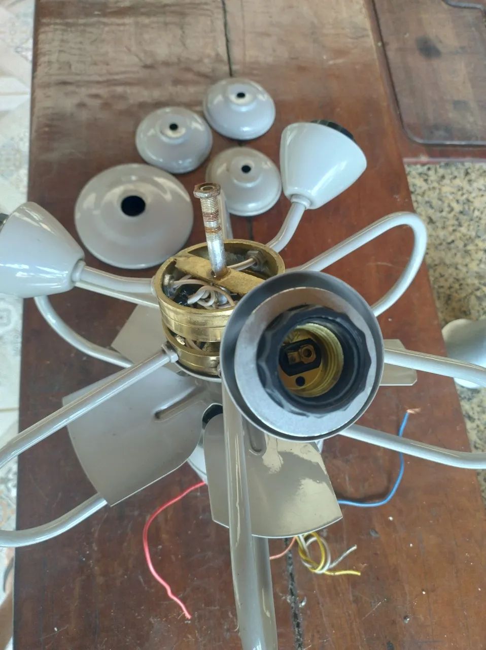 Ventilador de teto com Luminária ( não funciona)'