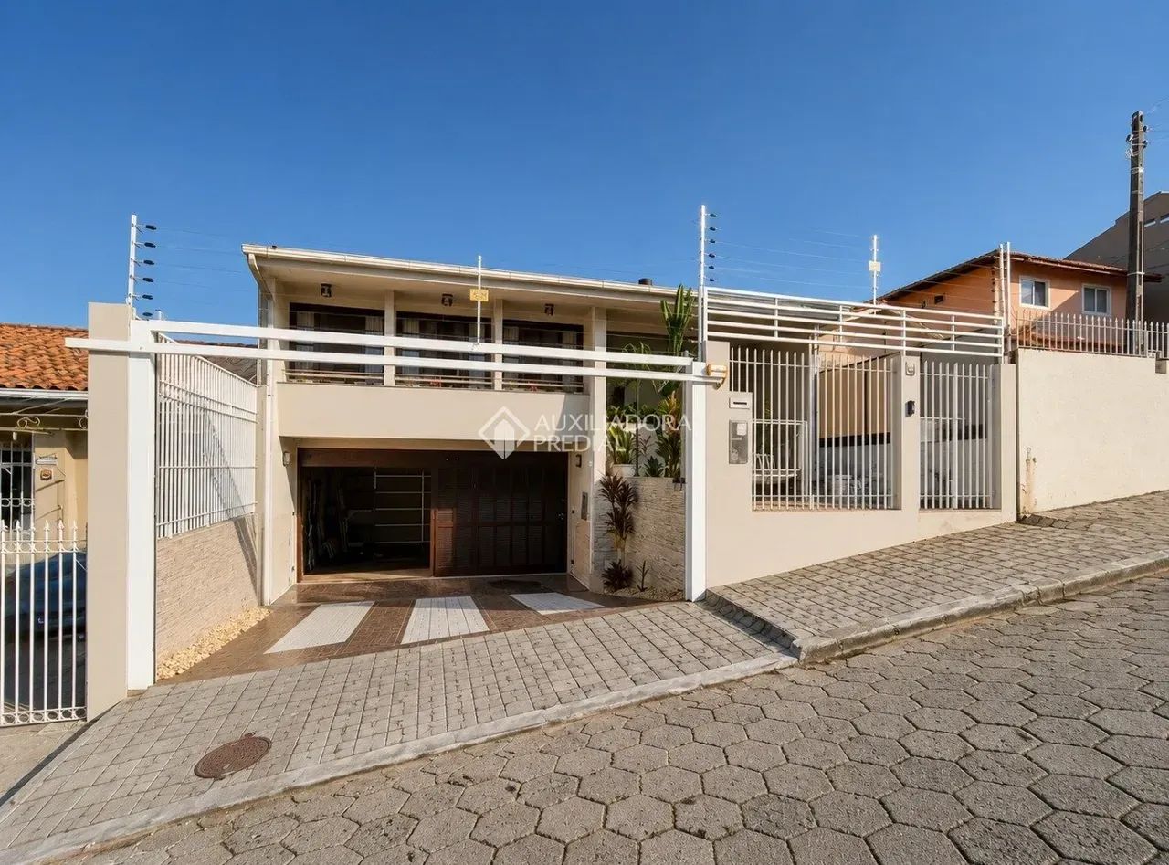 Ampla Casa com 5 dormitórios, Piscina e Área de Lazer Completa em Capoeiras - Foto 2