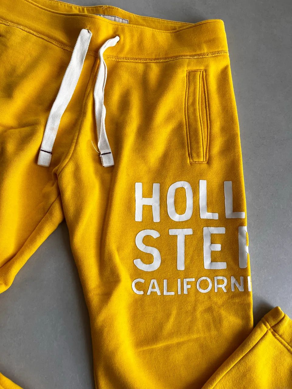 Calça em moleton Hollister amarela M - Foto 2