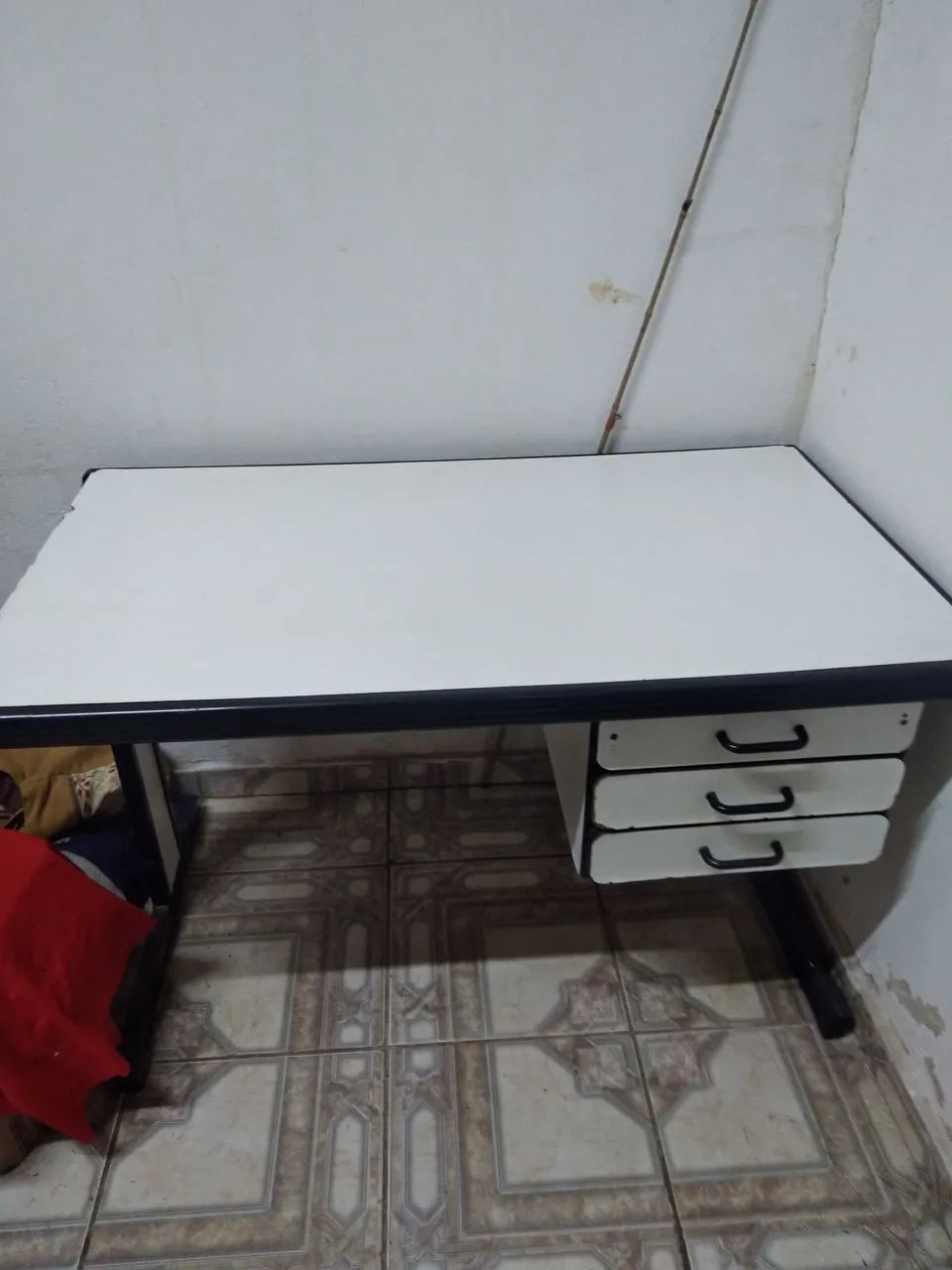 Vendo mesa com gavetas  - Foto 4