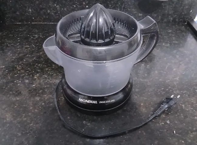 Vende-se Espremedor de Frutas Premium Mondial, 220v, semi-novo! Oportunidade!