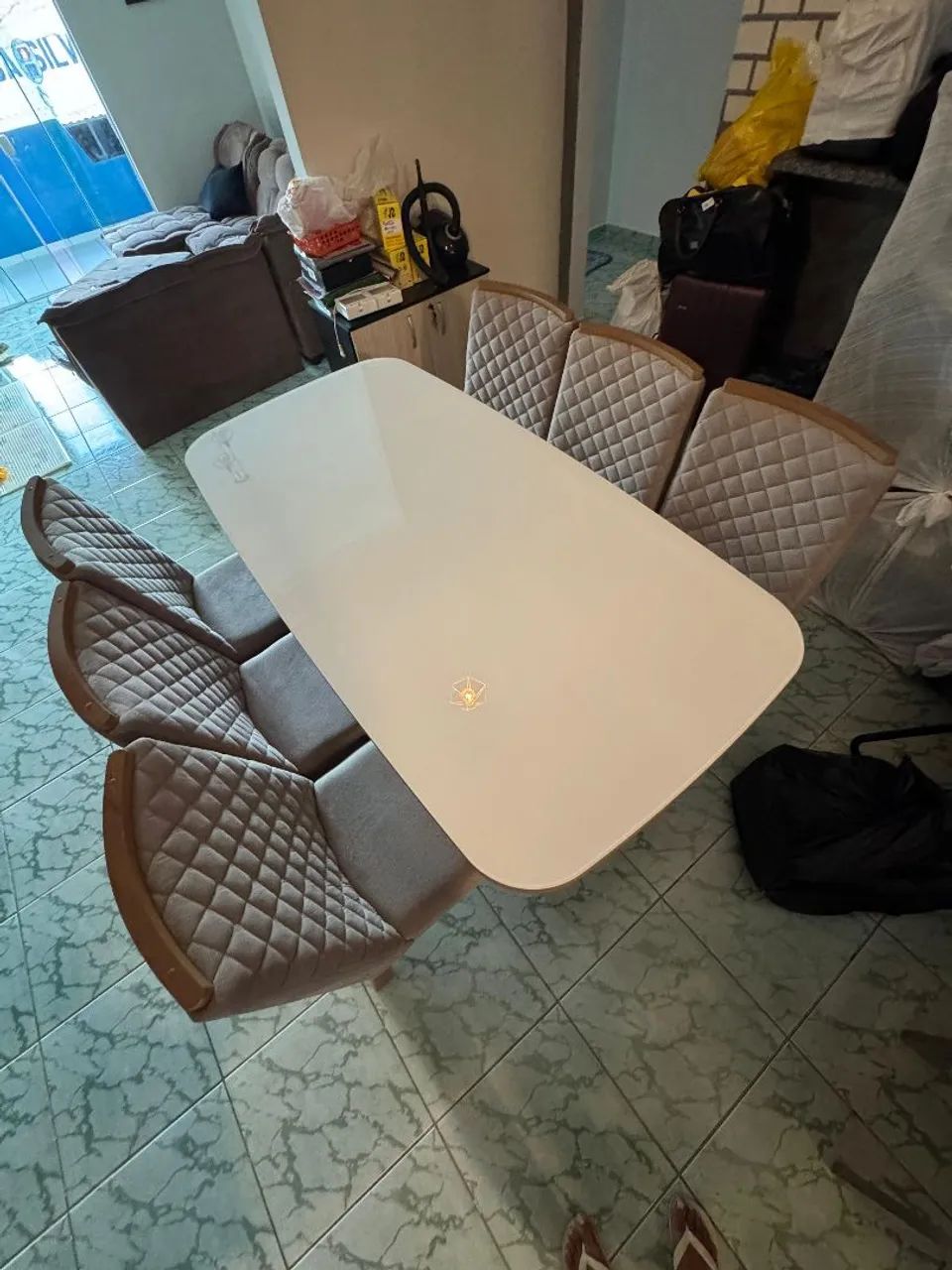 Vendo mesa com tampo de vidro 06 lugares com cadeiras almofadadas. - Foto 2