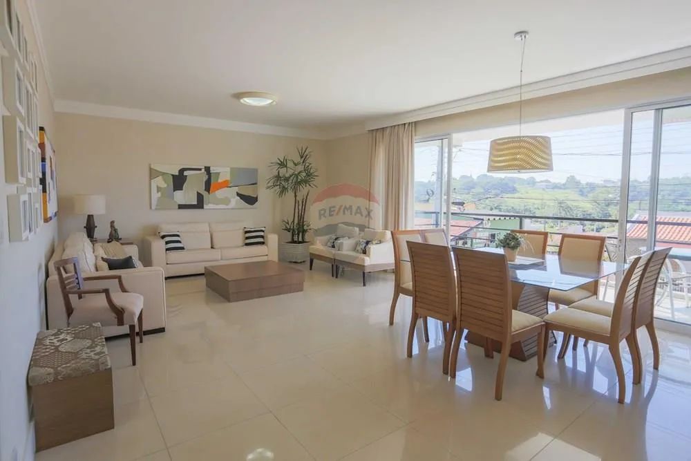 À Venda, casa com 4 quartos, 2 suítes e área de lazer completa!