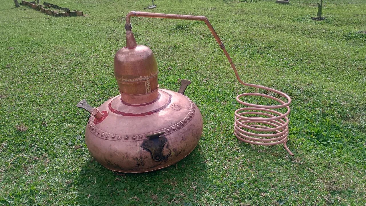 Alambique de cobre e moenda
