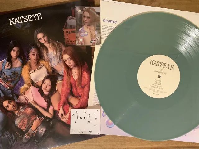 LEIA A DESCRIÇÃO - Vinil Katseye Soft is Strong com photocard Megan