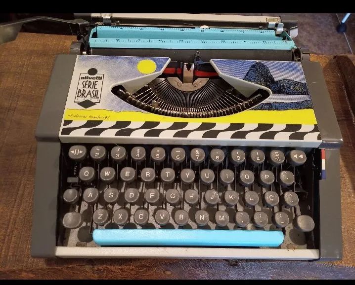 Máquina de escrever Olivetti  - novíssima 