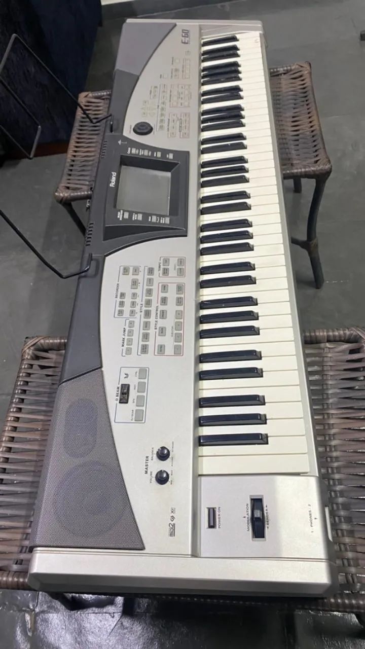 Teclado Roland E-60 - Foto 3