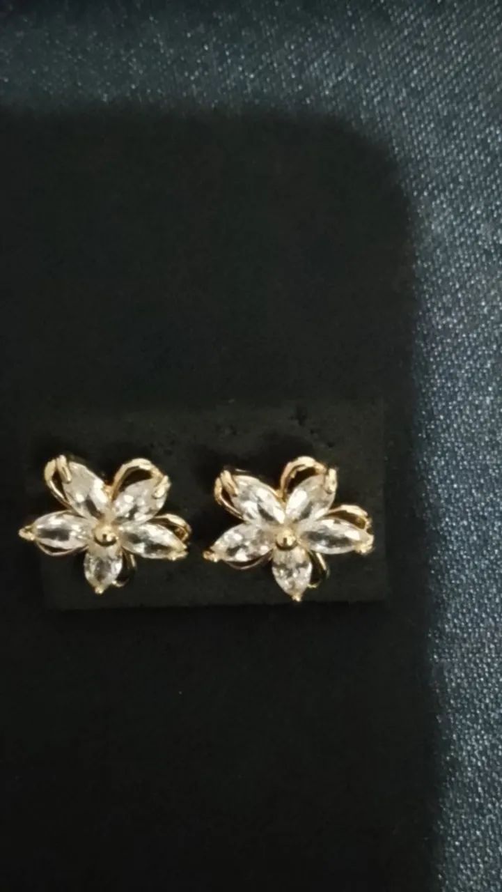 Brincos foleado em ouro formato de flor com cristal!!! - Foto 3