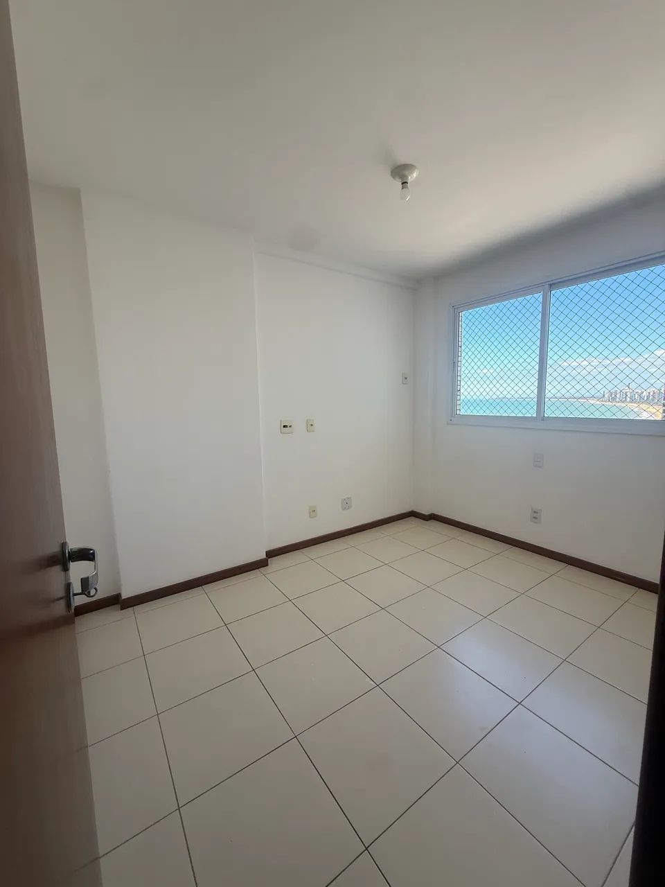 ALUGA-SE AMPLO APTO COM VISTA PRO MAR !! - Foto 5