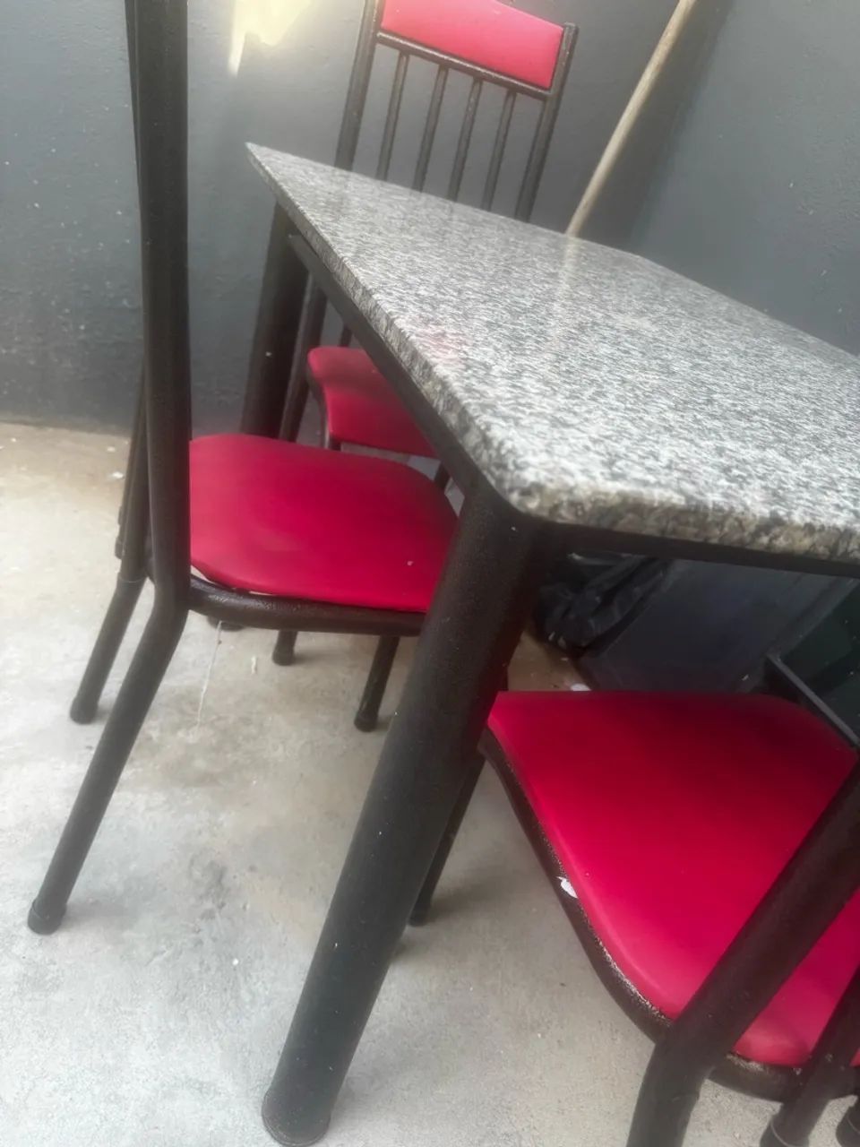 Mesa de granito 4 cadeiras 