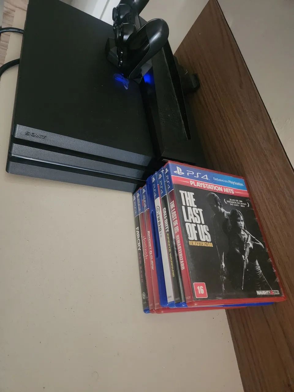 Ps4 pró semi novo 1 terá  com 14 jogos 