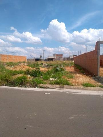 Terreno limpo , plano , pronto para construir uma linda casa