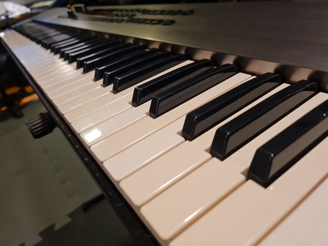 Piano roland rv-9