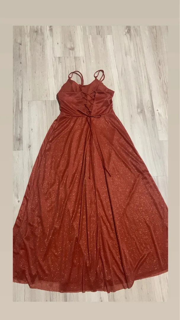 Vestido terracota de festa para madrinhas - Foto 3